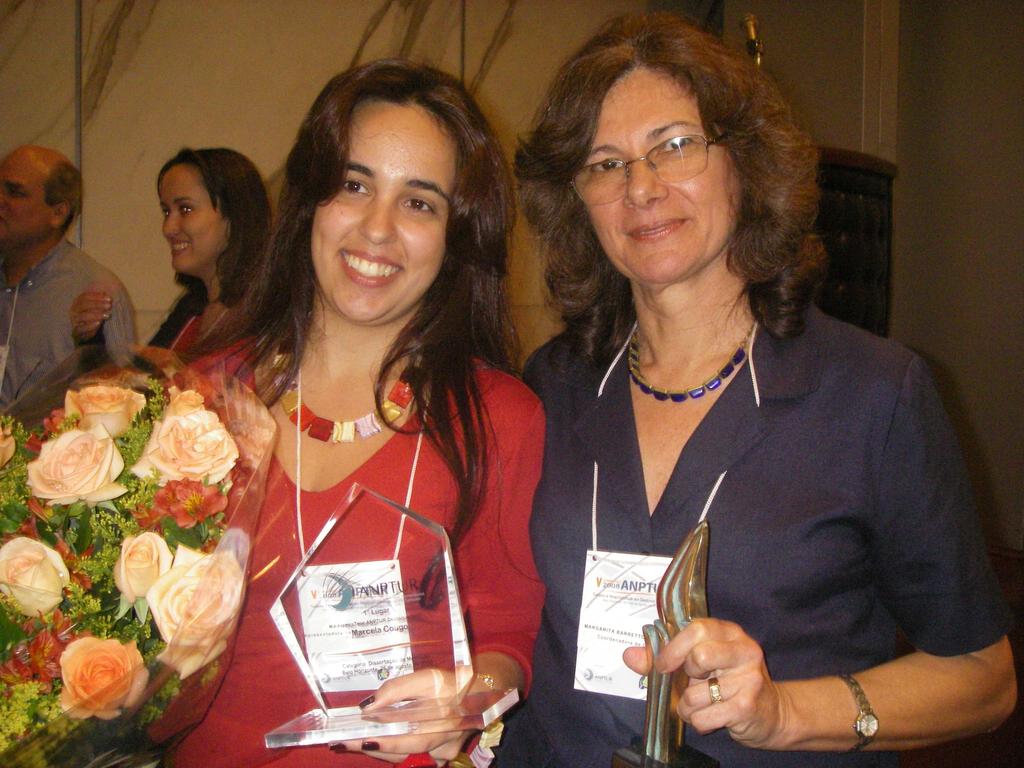 Figura - Marcela Cougo, Prêmio Tese Destaque e Margarita Barretto, Pesquisador do Ano 2007.