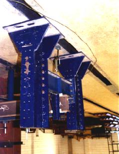 hidráulico, posicionado sobre o pilar central, tendo-se dois apoios posicionados sob as extremidades das vigas.