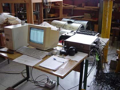 Estudo de Pontes de Madeira com Tabuleiro Multicelular Protendido 113 Todos os instrumentos foram conectados a dois sistemas eletrônicos de aquisição de dados.