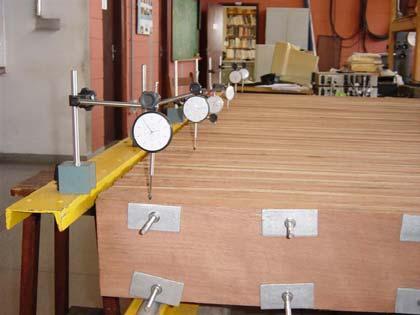 As vigas de madeira com os extensômetros elétricos previamente instalados foram distribuídos ao longo do tabuleiro conforme ilustram as figuras 110 e 111.