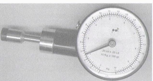 Figura 3 - Algômetro eletrônico de pressão Somedic Figura 4 - Dolorímetro manual de Fischer; FONTE: MARQUES, A. P. ASSUMPÇÃO, A. MATSUTANI. Fibromialgia e fisioterapia: avaliação e tratamento.