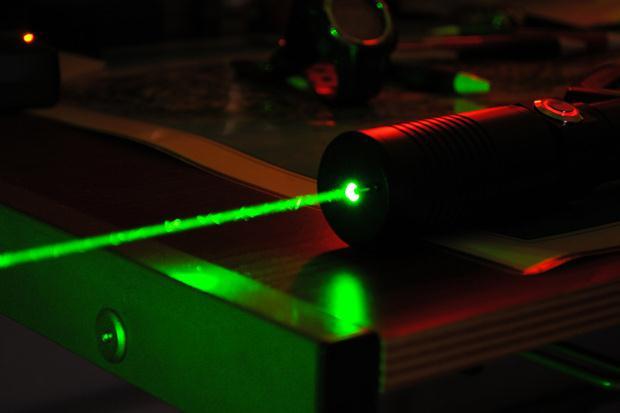 P á g i n a 53 3.5.1 Luz Coerente O Laser (do inglês, Light Amplification by Stimulated Emission of Radiation) é um exemplo de luz coerente por emissão estimulada de radiação (figura 14).