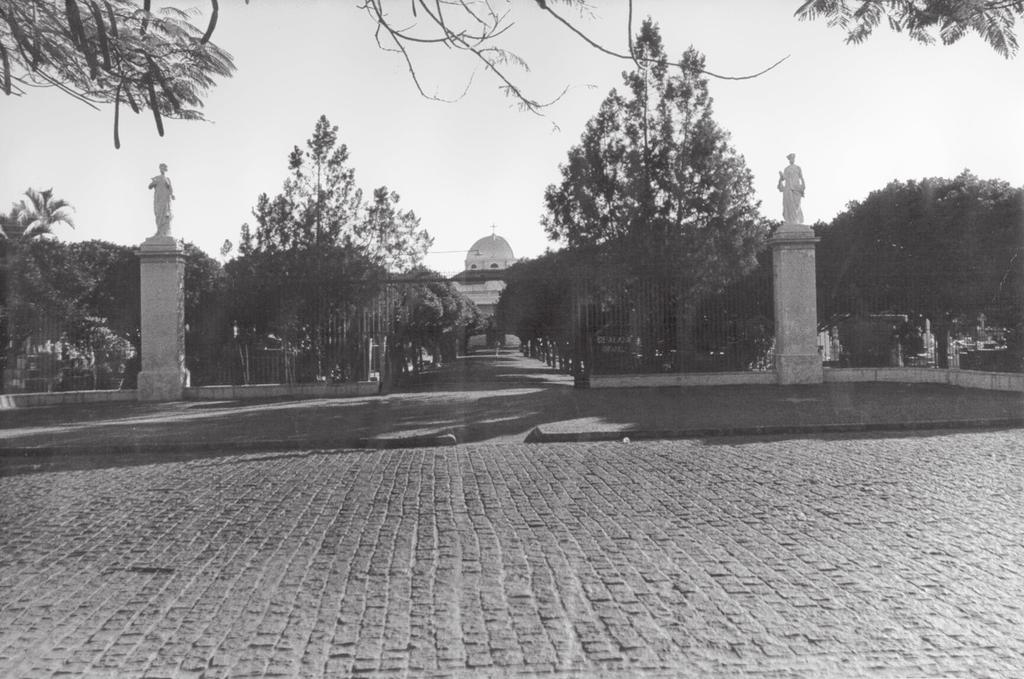 Linchaquara o assassinato dos Brito Foto 9 Foto de 1978 da entrada do Cemitério São Bento, local em que se encontra enterrado o corpo do coronel Carvalho.