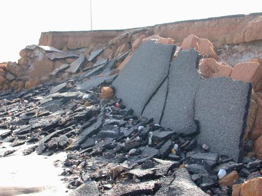 B) molhe construído na margem esquerda do rio Sergipe; (C) linha de costa