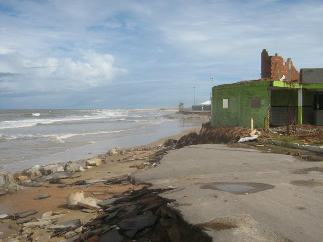 Oliveira) e (B e C) atual posição da linha de costa (destruição de barracas