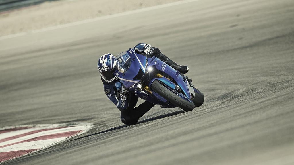 Melhorada. Renovada. Extraordinária. A YZF-R6 é uma lenda! Na rua e com 3 títulos mundiais Supersport nos últimos anos e uma lenda também na pista de competição.