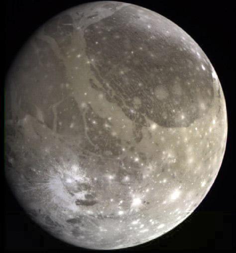 Júpiter - Ganimedes Ganimedes é a maior lua do Sistema Solar (5300 km de diâmetro, maior que Mercúrio).