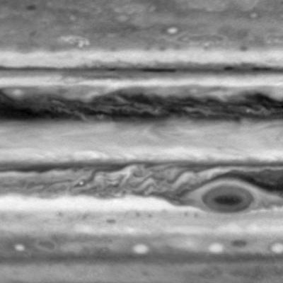 Júpiter A Grande Mancha Vermelha é um imenso ciclone (sentido anti-horário) com período de rotação de seis dias.