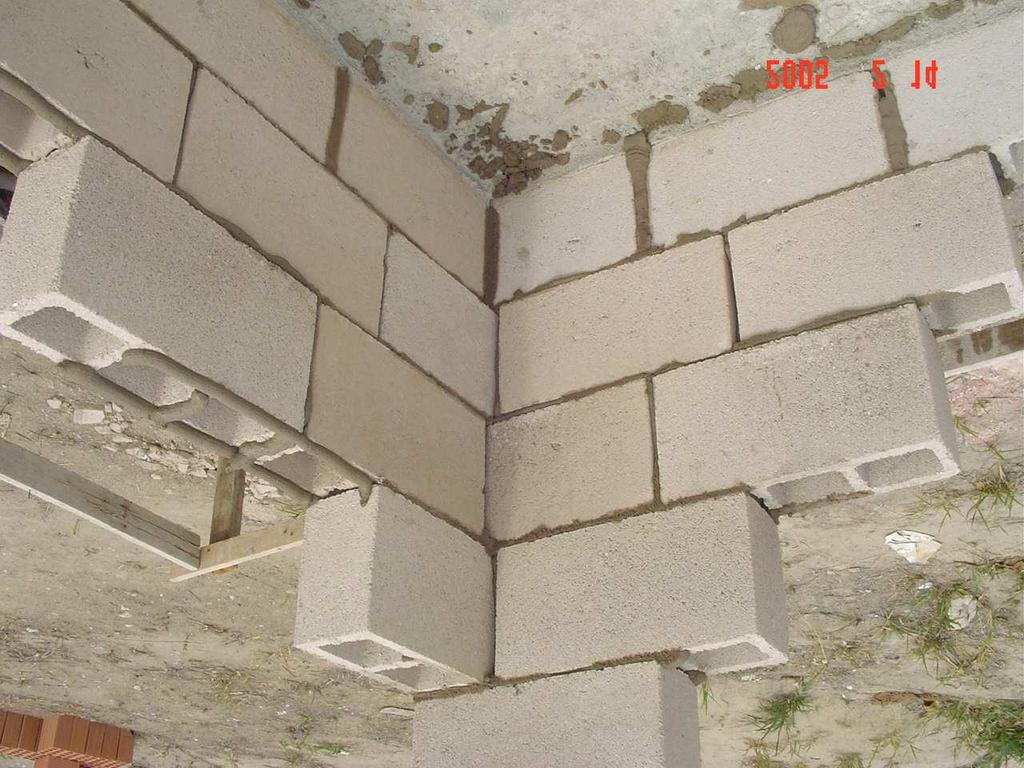 Área ventilação/ área do piso: 0,04% Material: Concreto pintado de branco 3.