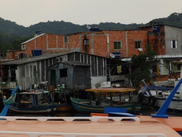 Santa Cruz dos Navegantes Guarujá/SP - As 285 residências da comunidade estão localizadas em área de mangue e a maior parte dos moradores não têm acesso formal à rede pública de abastecimento de água.