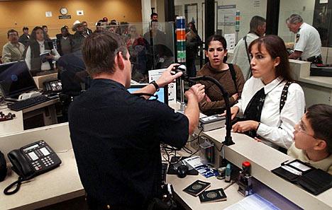 Terminais de passageiros/cargas - Deve ser dotado de facilities aos passageiros: - Áreas de check-in - Despacho de