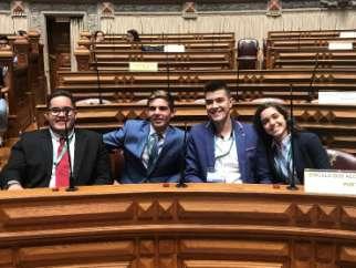 A viagem de autocarro até à casa da política foi de grande divertimento e partilha de amizade entre todos os deputados, jornalistas e professores acompanhantes presentes, entre estes encontravase o