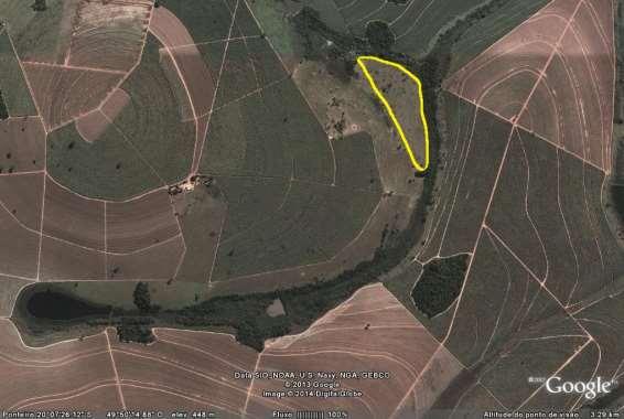 27 Figura 1 - Imagem de satélite com a localização da área de estudo, Fazenda Guariroba (49º49 58 O e 20º07 08 S), Pontes Gestal - SP, Brasil. Data da imagem de 2013, anterior ao estudo.
