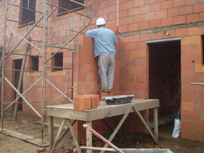 trabalho estável, de madeira de boa qualidade, sem