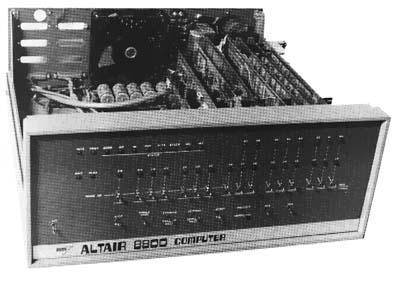 Um ano depois, com um novo e melhor projeto, surge o Apple II, primeiro microcomputador com grande sucesso comercial e, mais tarde, o Apple III.