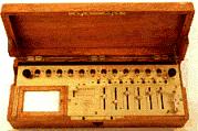 subtrações sucessivas. Em 1694, a máquina foi construída e apresentava uma certa evolução em relação à Calculadora de Pascal.