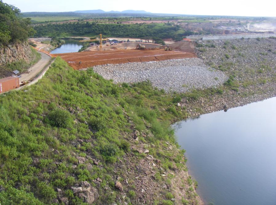 c) Reconstrução do aterro escavado, conforme as especificações do projeto, mantendo a geometria inicial dos paramentos de jusante e montante da barragem.