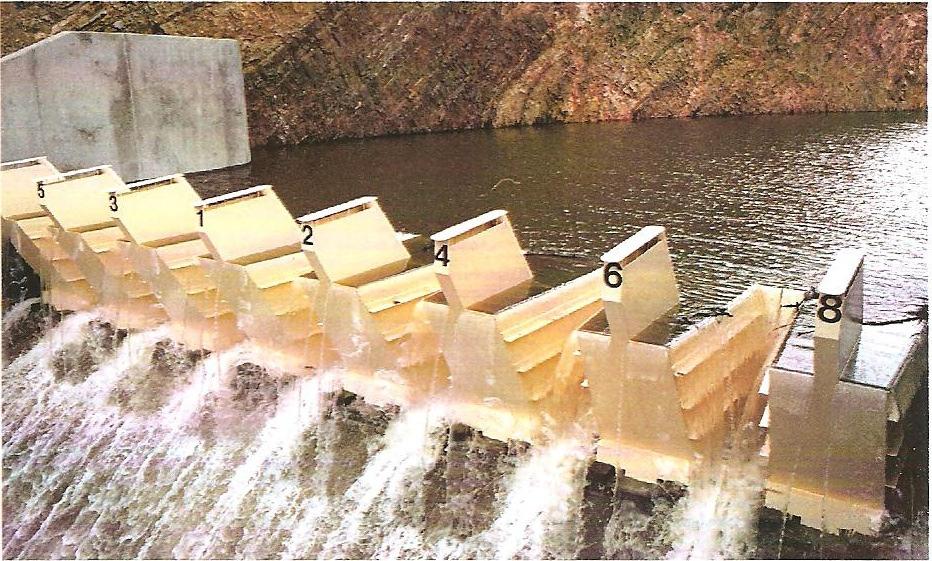 29: Escoamento sobre a crista das comportas fusíveis da Barragem de MacClure, Novo México, EUA Fonte: HIDROPLUS 2009 Edição ICOLD A vantagem
