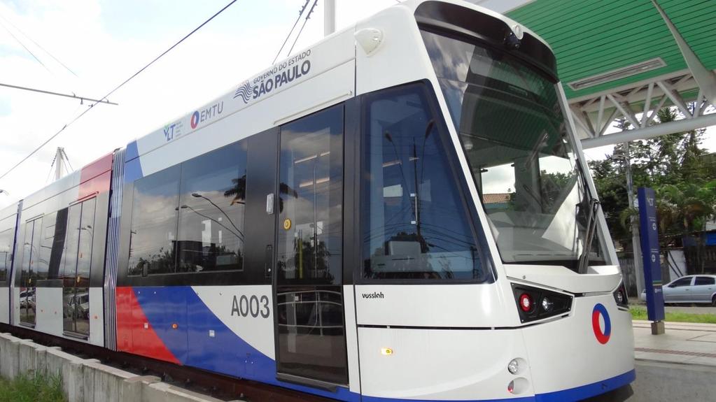 Veículo Leve Sobre Trilhos - VLT VLT, Tramway ou Tranvía É um Transporte elétrico sobre trilhos Capacidade entre ônibus e metrô pesado (15 a 35 mil p/h/s) É uma alternativa