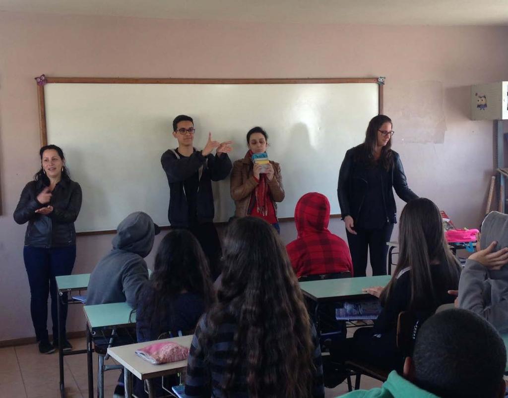 Os alunos ouvintes da escola visitada realizaram as atividades propostas com bastante entusiasmo, interagiram de forma satisfatória com os colegas surdos, demonstrando interesse e curiosidade ao