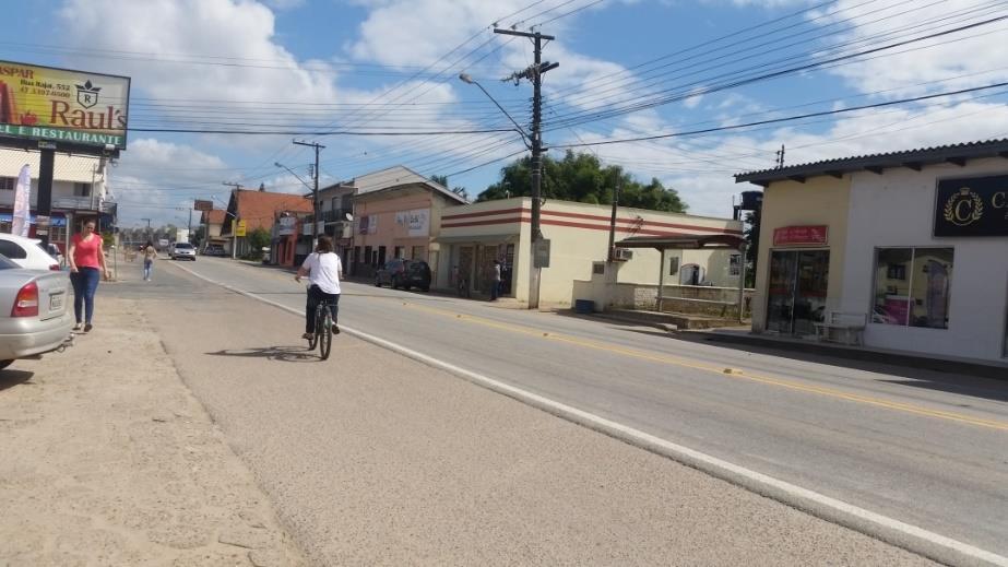 Figura 31 Ciclista e pedestres trafegam pelo acostamento de rodovia estudual Acervo: IDP Brasil A análise sugere que algumas ciclofaixas foram implantadas de forma equivocada, devido à hierarquia da