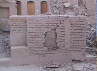SÍSMICA 27 7º CONGRESSO DE SISMOLOGIA E ENGENHARIA SÍSMICA 5 Figura 7: Separação dos panos de paredes de adobe (sismo de Bam, no Irão, em 23)[1].
