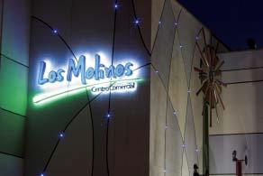 O partido do projeto de iluminação teve como premissa valorizar os espaços generosos do Centro Comercial Los Molinos, valendo-se da iluminação indireta em abundância, utilizando lâmpadas de vapor