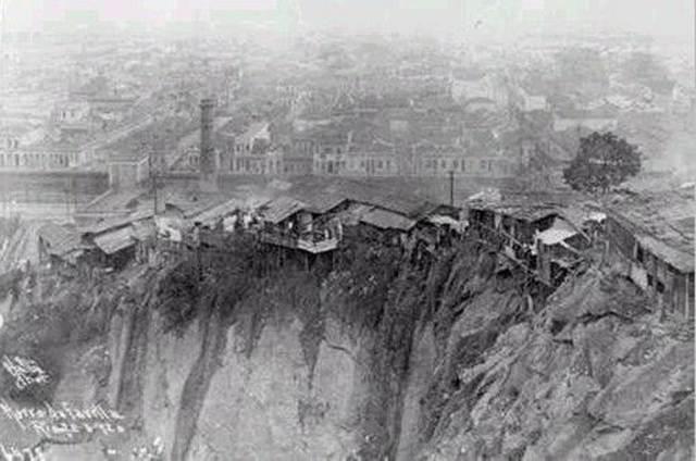 favelas, a partir dos anos 1950 As favelas como espaços precários, marcados por ausências