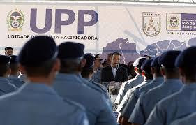 O Programa das Unidades de Polícia Pacificadora (UPPs) Objetivo do Programa: retomada dos territórios perdidos para o tráfico Inauguração da primeira UPP, na favela Santa Marta, em novembro de 2008 O