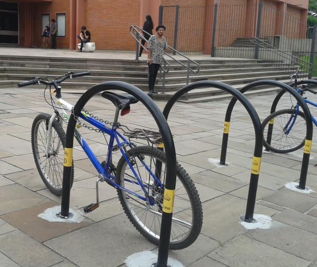 Paraciclos e Bicicletários Considerando o aumento significativo do espaço cicloviário em Porto Alegre foi necessário proporcionar locais adequados para os ciclistas estacionarem suas bicicletas.