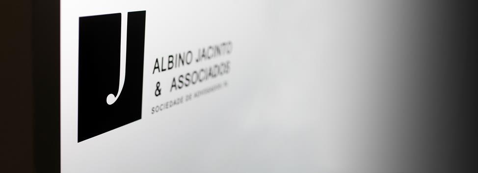 INFORMAÇÃO N.º 156 Período de 20 de Dezembro de 2013 a 9 de Janeiro de 2014 PRINCIPAL LEGISLAÇÃO DO PERÍODO APROVAÇÃO DA DECLARAÇÃO MODELO 10, E RESPETIVAS INSTRUÇÕES DE PREENCHIMENTO Portaria n.