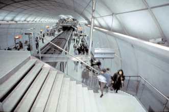 A Estação Ferroviária Metropolitana de Bilbao faz parte de um programa urbano de regeneração da cidade.