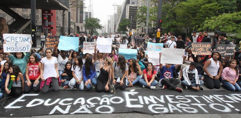 O movimento estudantil É um movimento da área da educação, no qual os sujeitos são os próprios estudantes; Na maior parte das universidades brasileiras, o movimento estudantil é liderado por DCE's ou