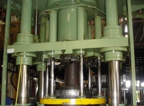 Figura 2 - Cilindro (Atuador) Fonte: PREVINIRSEG (2015). Bomba Hidráulica: esse equipamento é usado nos circuitos hidráulicos, transformando energia mecânica em energia hidráulica.
