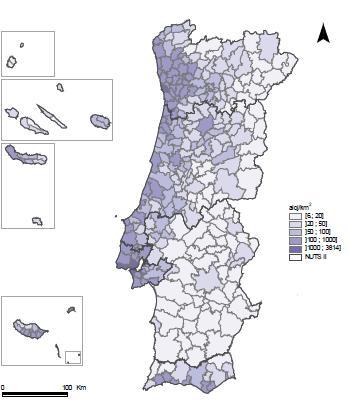 Figura 14 - Densidade de Alojamentos por Município 2011 (Fonte: Censos 2011) Comparando os dados sobre a evolução das famílias clássicas e dos alojamentos familiares clássicos em Portugal,