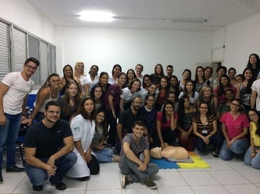 4 Curso Salve uma Vida Nos dias 23 e 25 de outubro, foi realizado o Curso Salve uma Vida para a primeira turma com alunos do 9º e 8º período do Curso de Fonoaudiologia, trabalhadores do