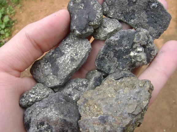 24 3.3. REAÇÕES DE OXIDAÇÃO DA PIRITA A pirita e a marcassita (ambos FeS2, porém em formas cristalinas distintas) são os principais minerais responsáveis pela geração da drenagem ácida de minas na