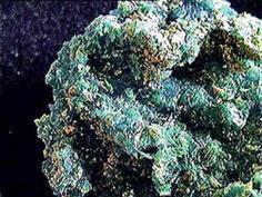 como siderotil; FeSO4 6H2O relativamente raro, nomeado como ferrohexahydrite; FeSO4 7H2O relativamente comum, de cor azul-esverdeada, chamado de melanterita.