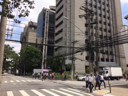 Focos nos centros urbanos onde o espaço físico é escasso.