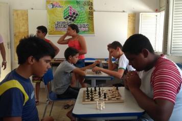 alunos foi um dos desafios mais difícil, ocorrendo uma oficina de Xadrez para ensinar os educandos a jogar. Imagem 10: Disputa do Xadrez com os membros das equipes.