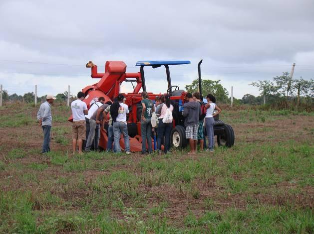 adoção do sistema sobre a qualidade do solo e água, a diminuição de mão de obra, menor consumo de energia e menor tempo para execução dos processos; Ao fim da apresentação a palestrante apresentou o