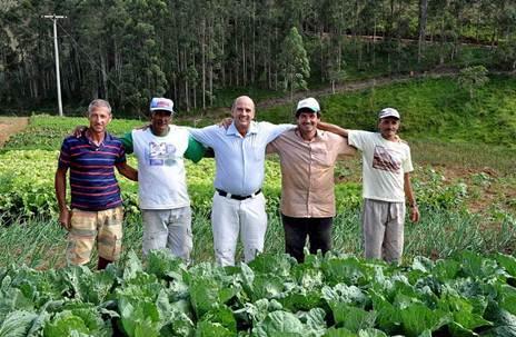 O Secretário de meio ambiente junto com os agricultores A Secretaria de Agricultura está produzindo legumes, verduras e frutas na fazendinha