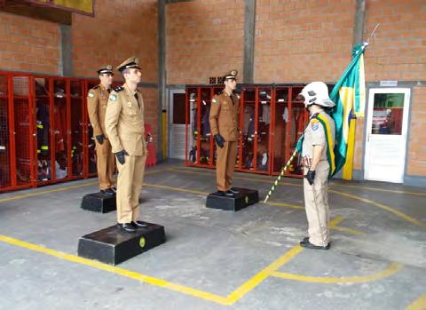 04 Novos Comandantes em Jacarezinho e Antonina Na tarde da última sexta-feira (08) ocorreu a Solenidade de Entrega de Comando do Corpo de Bombeiros de Jacarezinho, na qual o Capitão Angelino de