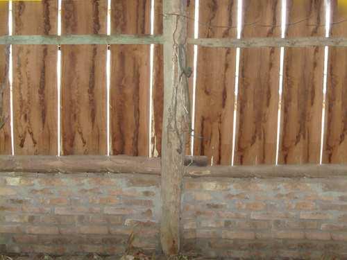 Da mesma forma, analisando os galpões de madeira, reparamos que a estruturação das coberturas e das paredes dos mesmos, é muito semelhante à presente no enxaimel (Figura 6).