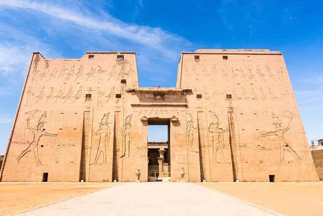 O Templo de Luxor é um dos mais importantes monumentos do Egito. Foi construído na maior parte por Amehotep III e ampliado posteriormente por Tutankhamon, Horemheb e Ramsés II.