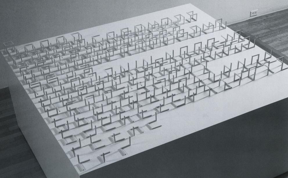 Momento 5: Os alunos devem observar diferentes fotografias da obra Incomplete Open Cubes (1974) de Sol Lewitt e