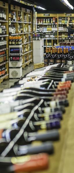 OPERAÇÕES Mais de 1200 rótulos de vinhos