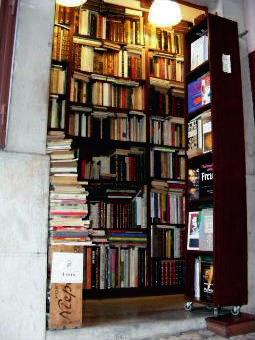 02 Livraria Mais Pequena do Mundo Fica nas Escadinhas de São Cristóvão na Baixa e é do tamanho de um armário (cerca de 4m2).
