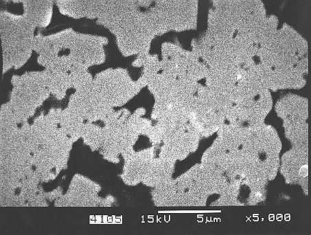 52 Figura 30 Microscopia eletrônica de Varredura da amostra sinterizada a 1700ºC A análise das micrografias das amostras sinterizadas em diferentes temperaturas permite verificar um considerável
