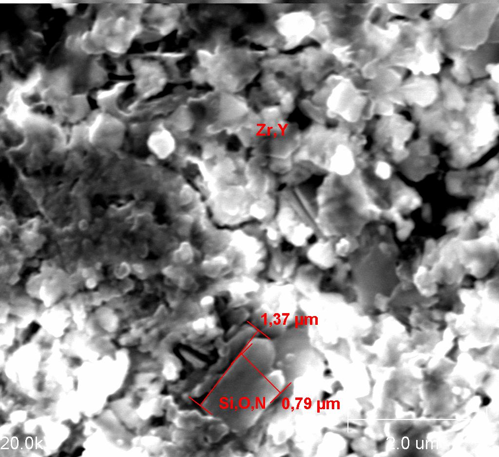 (b) Figura 47 MEV do compósito sinterizado a 1700ºC após ataque da superfície com ácido fluorídrico por 2 horas: a) vista geral e b) detalhe Na figura 47 é possível observar mais claramente o